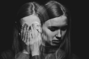 How does schizophrenia differ between men and women, and what does this mean for developing treatment strategies?