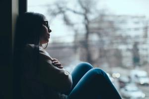 What are the connections between environmental factors and the development of mental disorders?