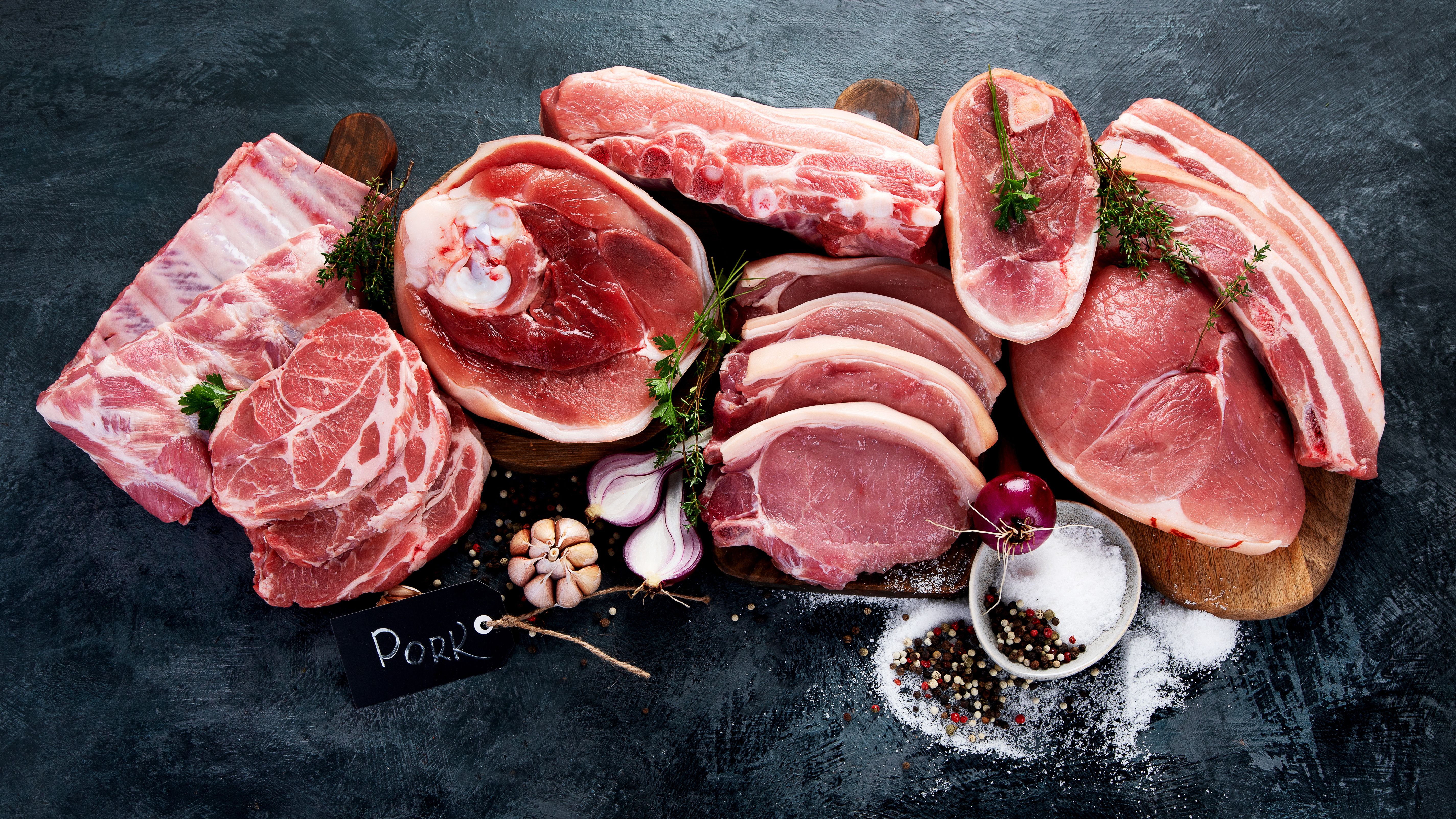 Different types of raw meat on black background | Image Credit: © bit24 - stock.adobe.com