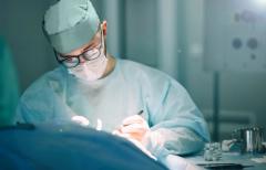 Work of the surgeon in the hospital operating room. Concentrated doctor with glasses. | Image Credit: © velimir - stock.adobe.com