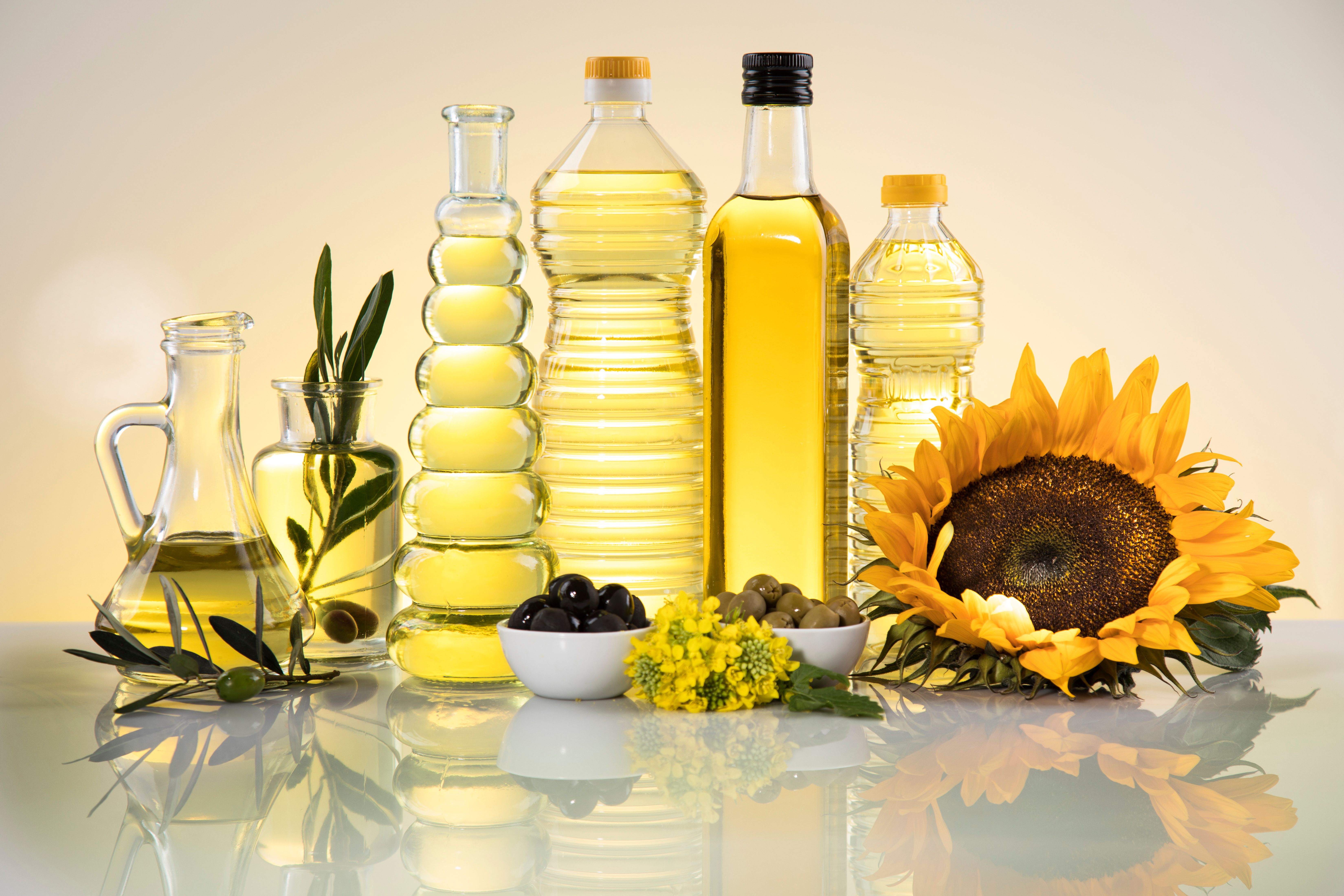 Healthy oil from sunflower, olive, rapeseed oil. Cooking oils in bottle. | Image Credit: © Sebastian Duda - stock.adobe.com