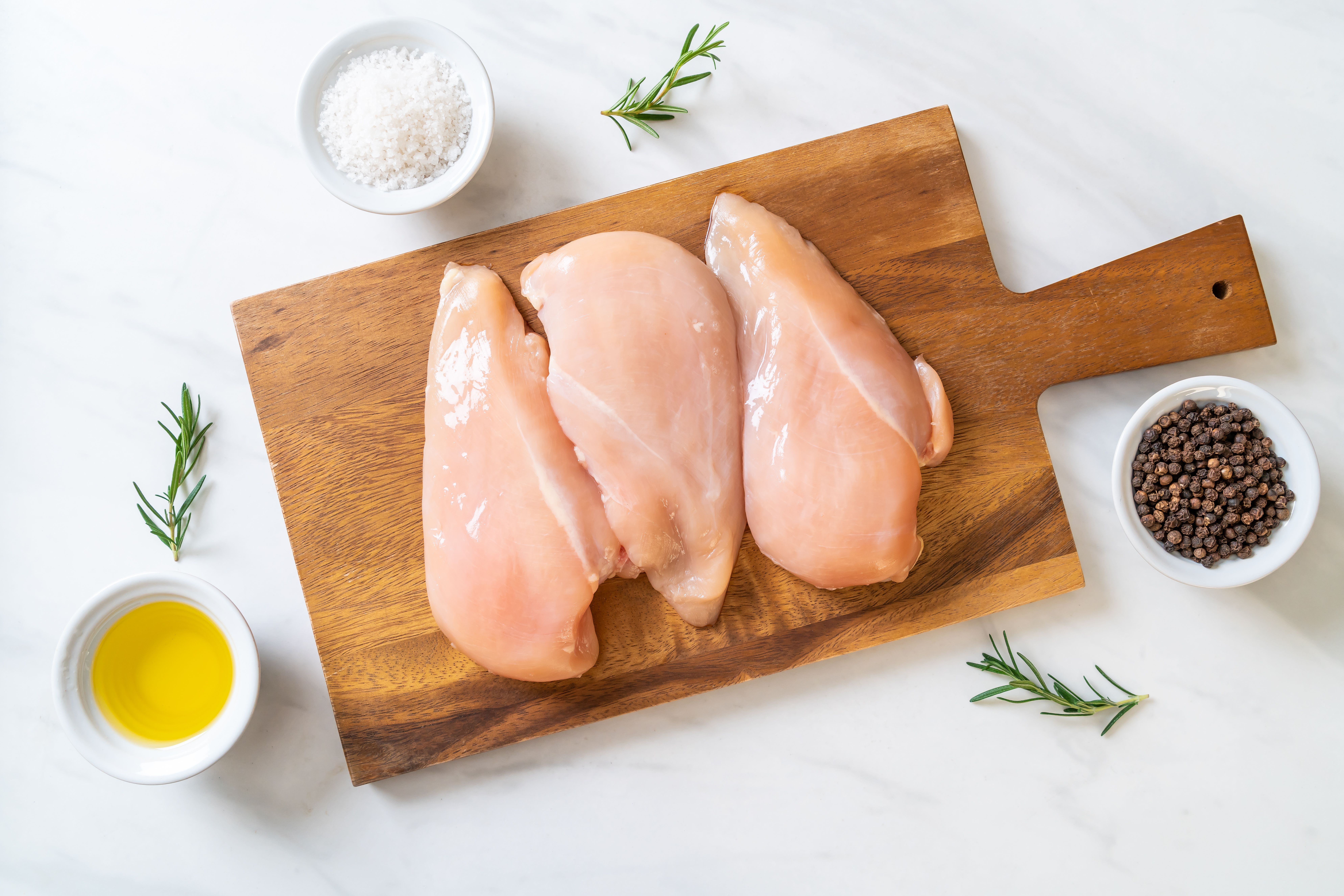fresh chicken breast raw | Image Credit: © topntp - stock.adobe.com