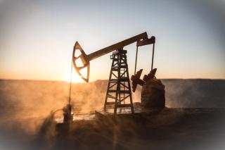 Oil pump and oil refining factory at sunset. Energy industrial concept. | Image Credit: © zef art - stock.adobe.com