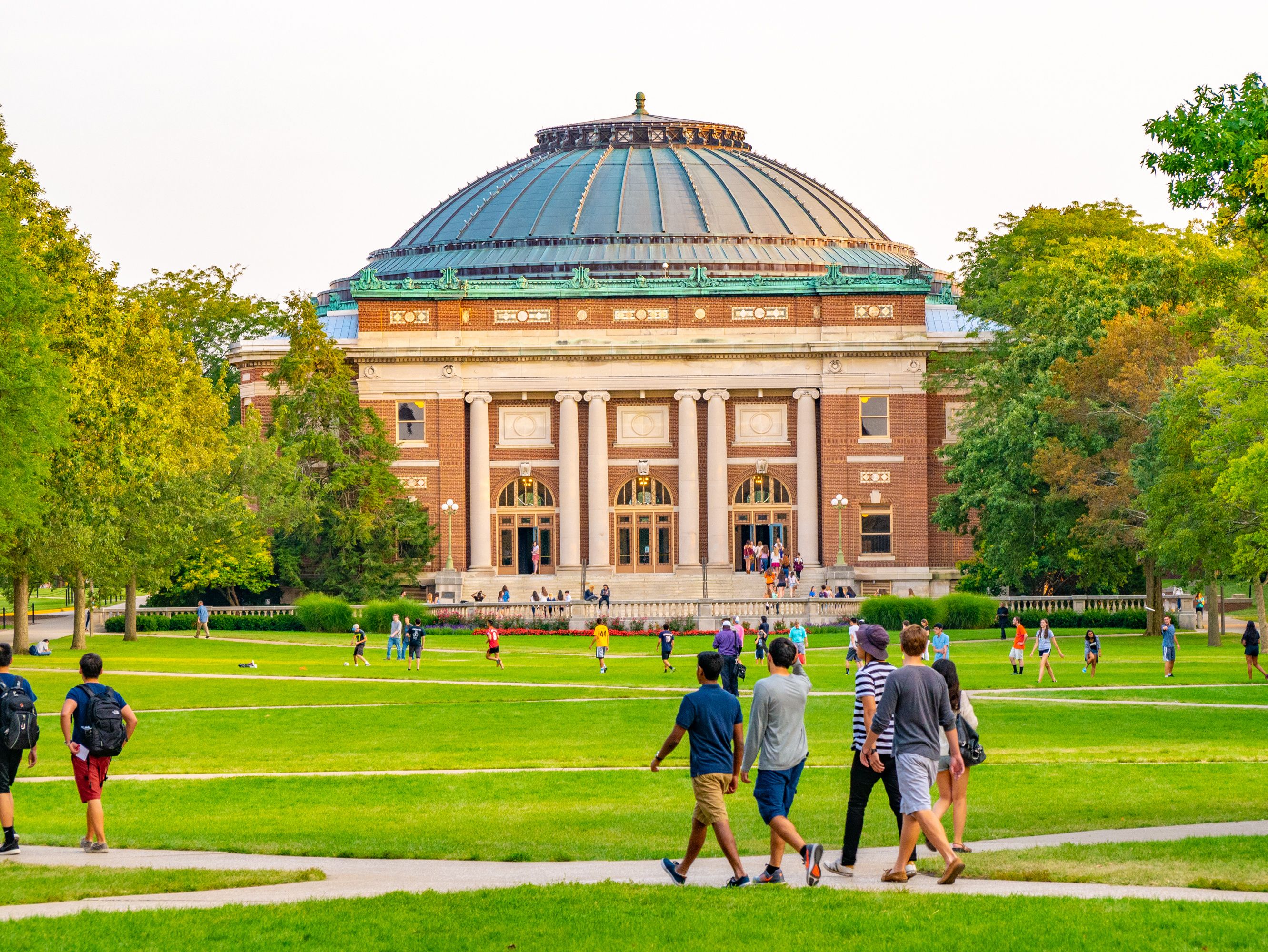 College students walk on the quad lawn of the University of Illinois campus in Urbana, Illinois. | Image Credit: © Leigh Trail - stock.adobe.com