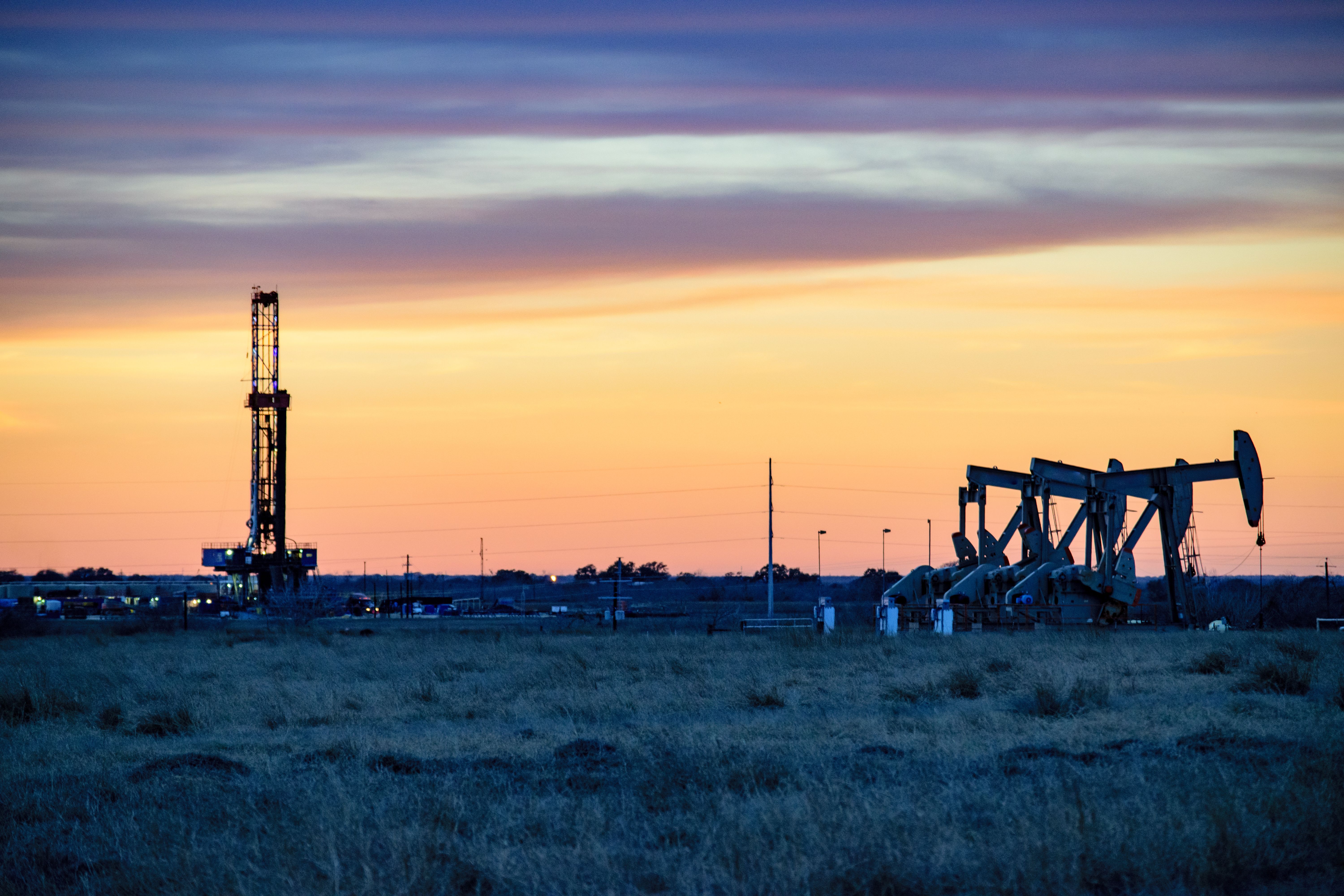 Shale Oil Rig and Pumpjack | Image Credit: © FreezeFrames - stock.adobe.com