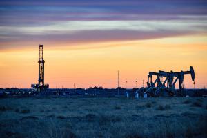 Shale Oil Rig and Pumpjack | Image Credit: © FreezeFrames - stock.adobe.com