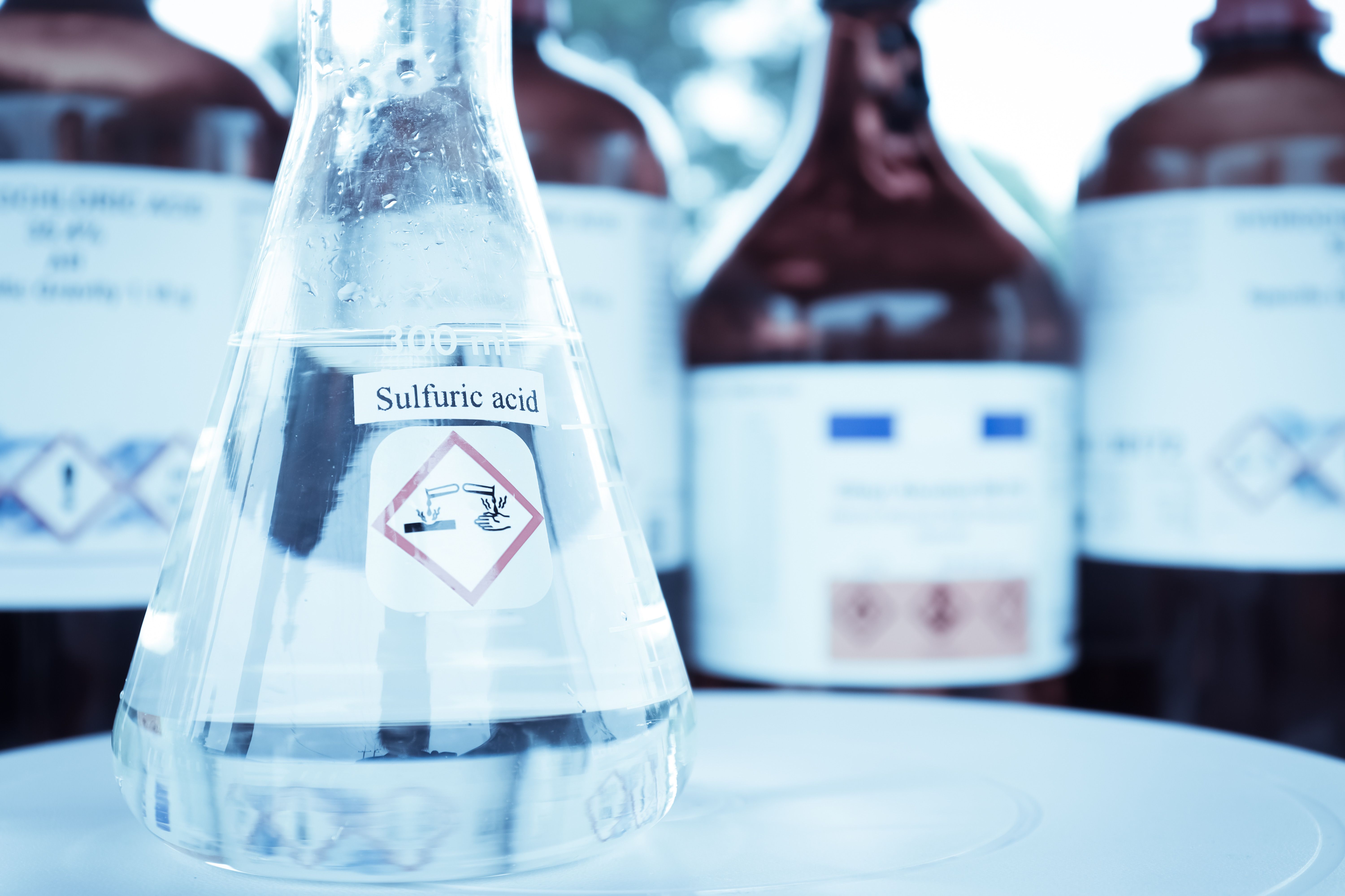 sulfuric acid in glass, chemical in the laboratory | Image Credit: © kittisak - stock.adobe.com
