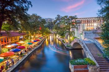 River walk in San Antonio city downtown skyline cityscape of Texas USA | Image Credit: © f11photo - stock.adobe.com