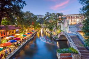 River walk in San Antonio city downtown skyline cityscape of Texas USA | Image Credit: © f11photo - stock.adobe.com