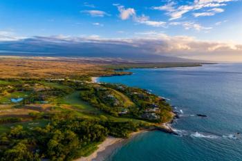 The Big Island's Kohala Coast with the dormant volcano of Hualalai in the distance | Image Credit: © Kyo46 - stock.adobe.com