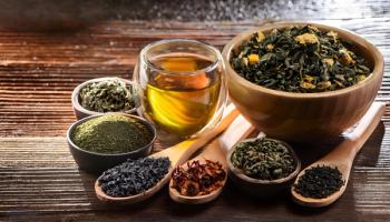 A variety of loose leaf teas in wooden bowls © Konstantin Sigaev - stock.adobe.com