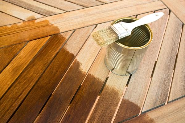 Staining wooden table. Before and after | Image Credit: © kanvag - stock.adobe.com