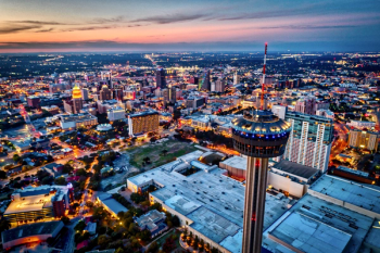San Antonio, Texas Skyline © Ryan Conine -chronicles-stock.adobe.com