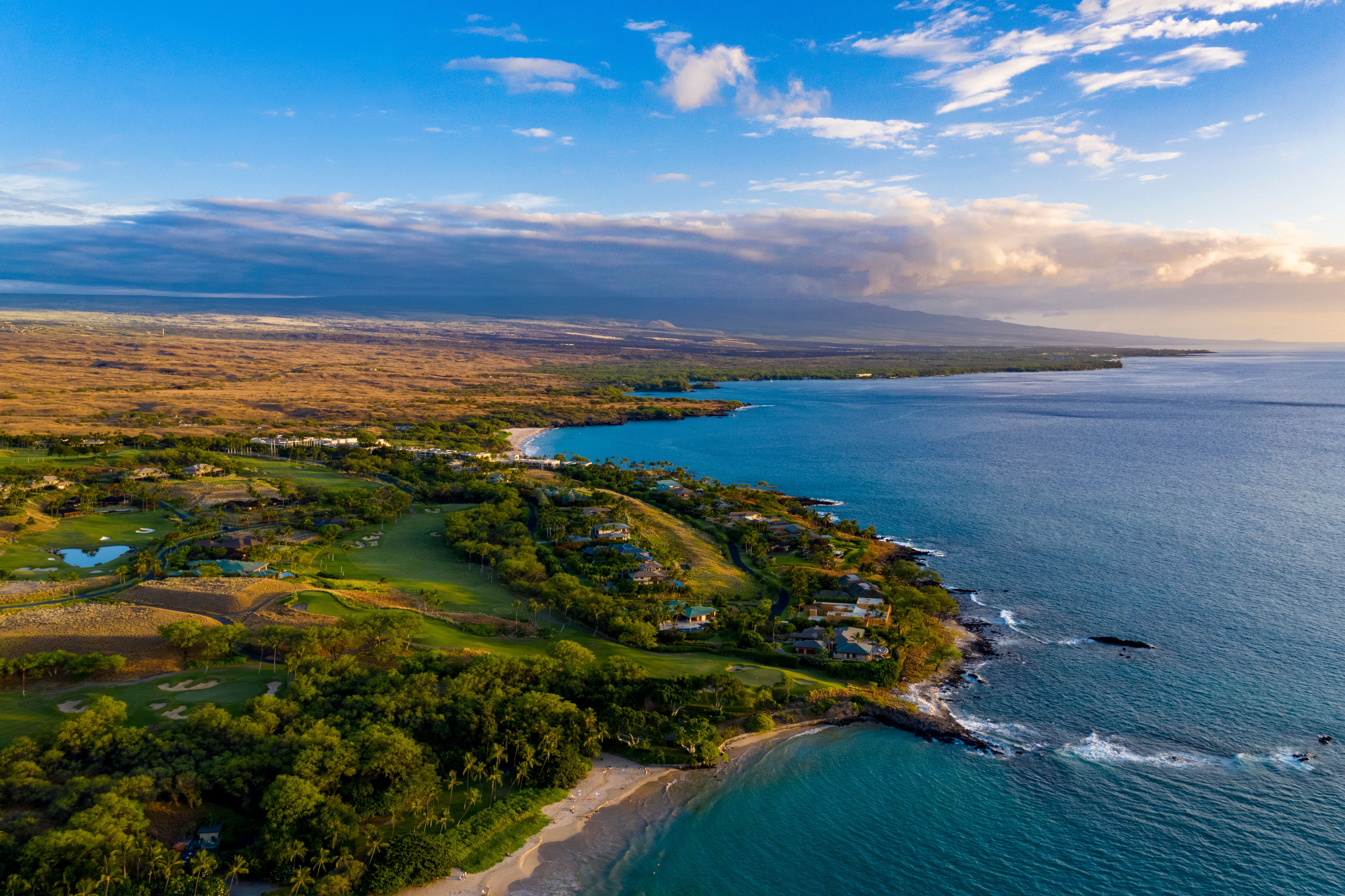 The Big Island's Kohala Coast with the dormant volcano of Hualalai in the distance | Image Credit: © Kyo46 - stock.adobe.com