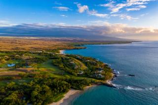 The Big Island's Kohala Coast with the dormant volcano of Hualalai in the distance | Image Credit: © Kyo46 - stock.adobe.com