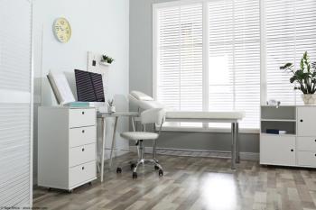 Modern medical office interior with computer and examination table | Image Credit: © New Africa - stock.adobe.com