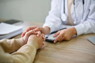 Doctor holding patient's hands | Image Credit: © bongkarn - stock.adobe.com