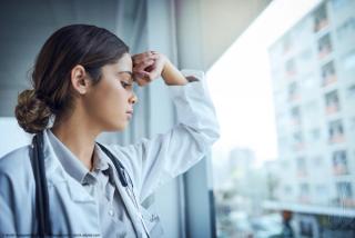 Doctor looking stressed | Image Credit: © Arnéll Koegelenberg/peopleimages.com - stock.adobe.com 