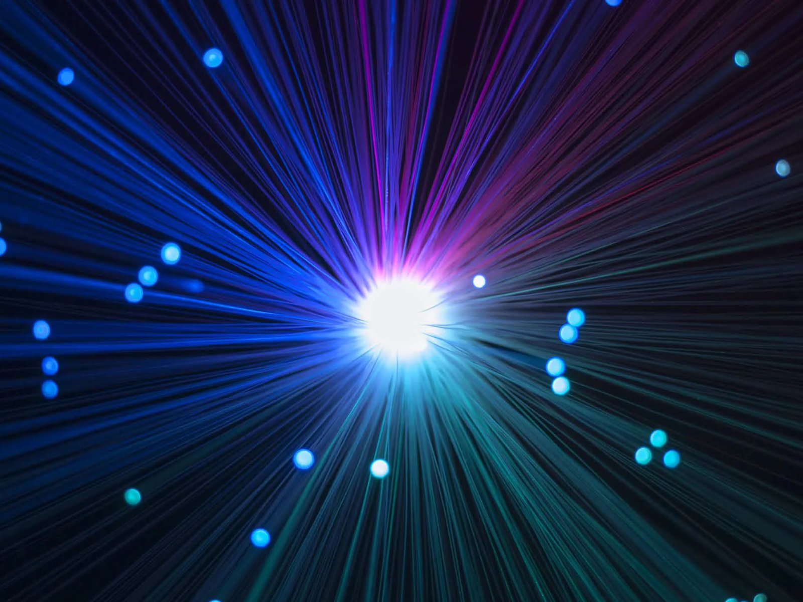 Portada de Digital Trends 2020: un haz de fibras ópticas azules y violetas que se abre desde un punto de luz.