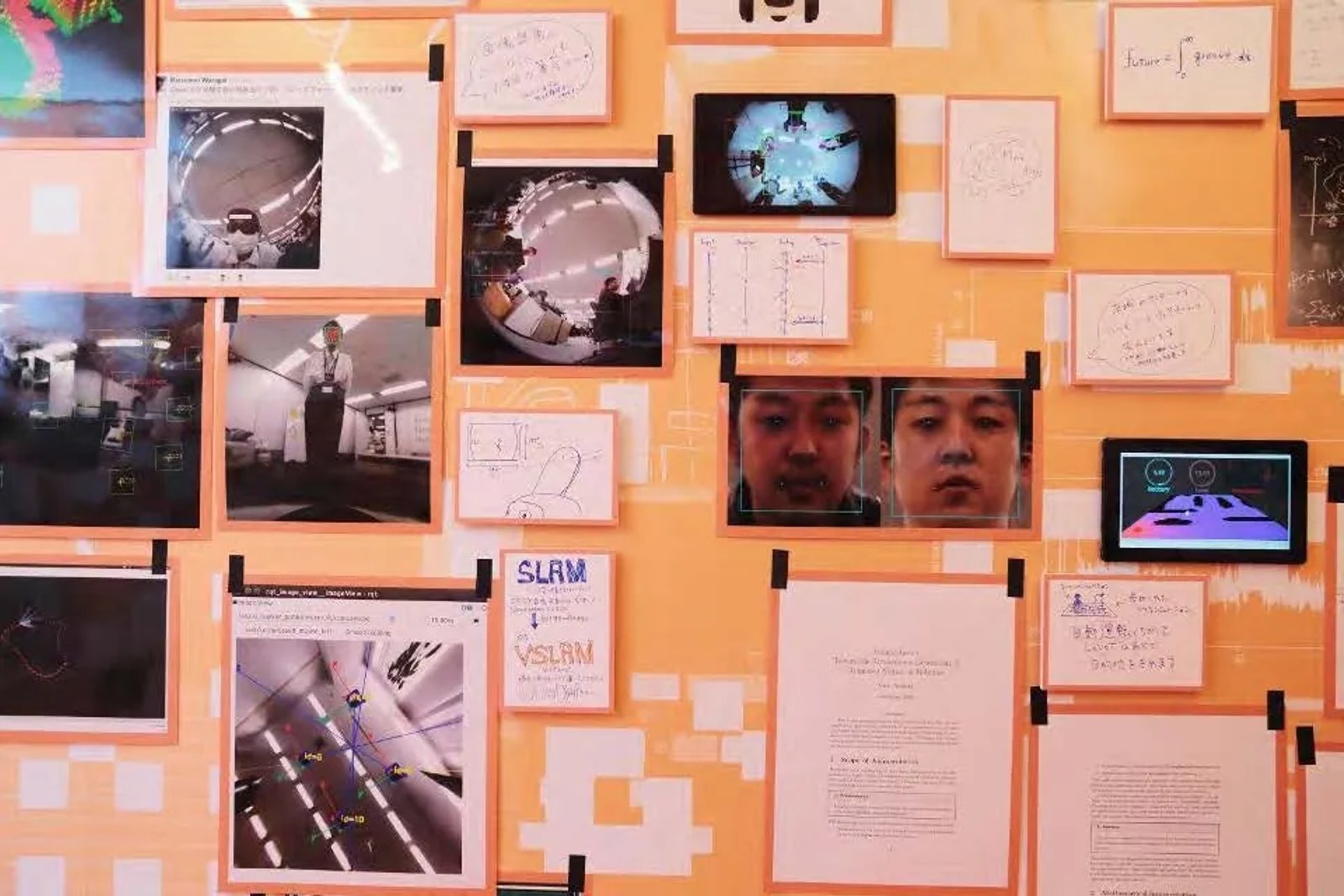 Software para necesidades emocionales: Un muro en la sede de GROOVE X en Tokio adornado con imágenes captadas por la cámara del robot.