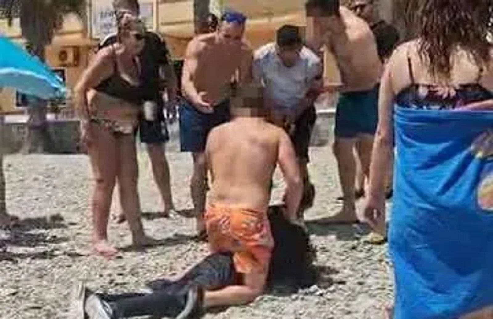 Beachgoers in pursuit