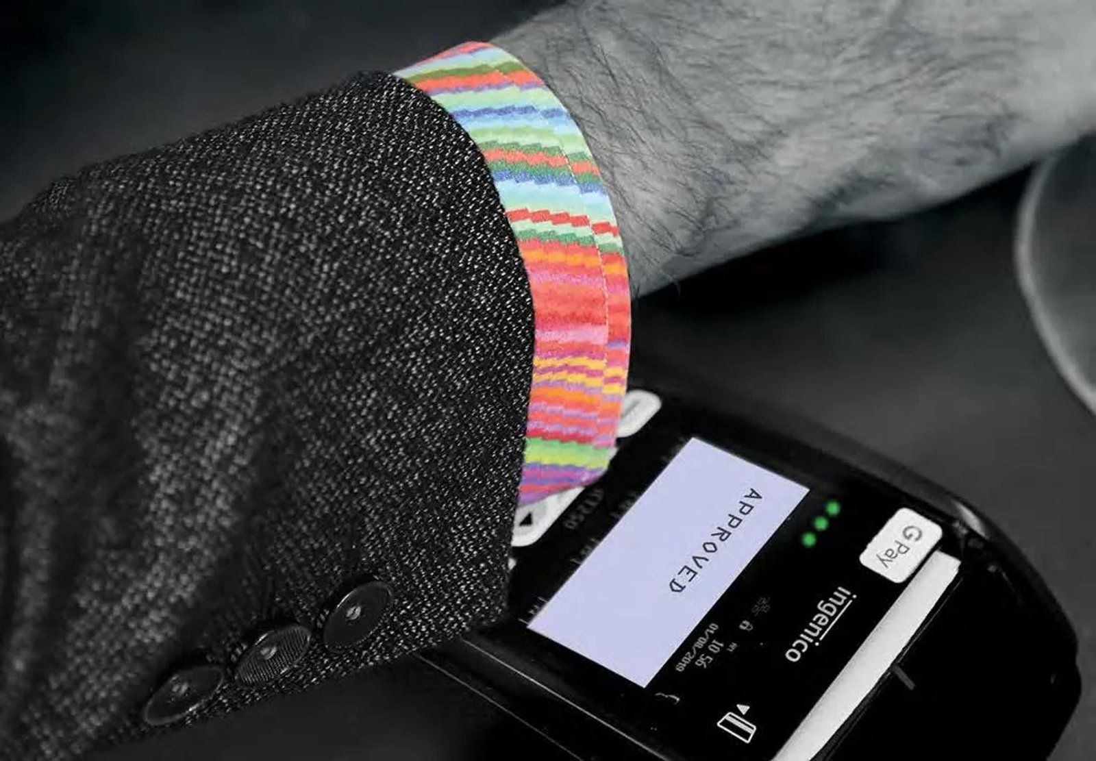 Paga con tu ropa: La primera camisa de pago inteligente del mundo.