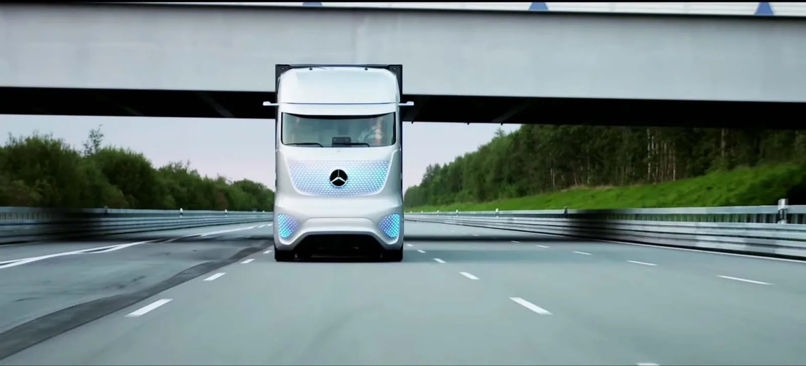 Connected Trucks: More than 40,000 trucks connected to the data centre in Detroit