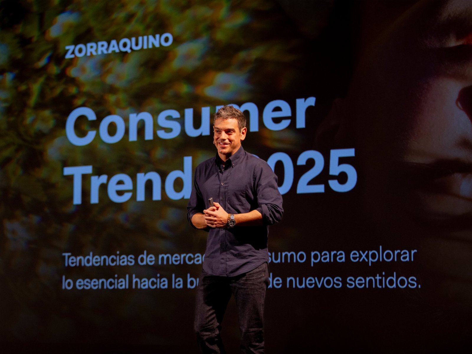 Ponente sonriente ante la pantalla de Consumer Trends 2025 de Zorraquino