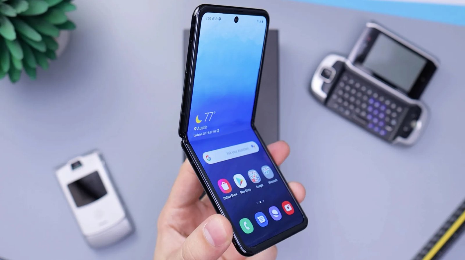 Flexible devices: The return of flexible devices and multi-screen versatility.