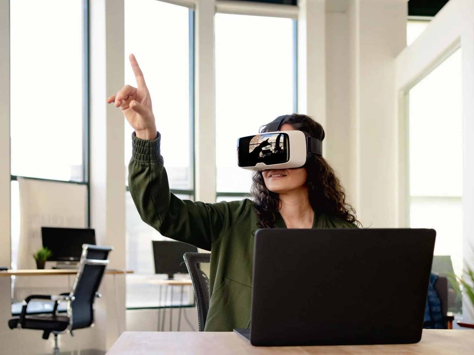 Espacios de trabajo inmersivos: Las ventajas de la oficina en el mundo digital.