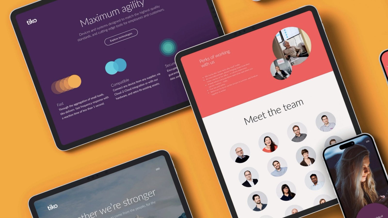 Tabletas y un móvil con la web de Tiko Energy sobre fondo naranja: titulares, círculos de color y fotos del equipo