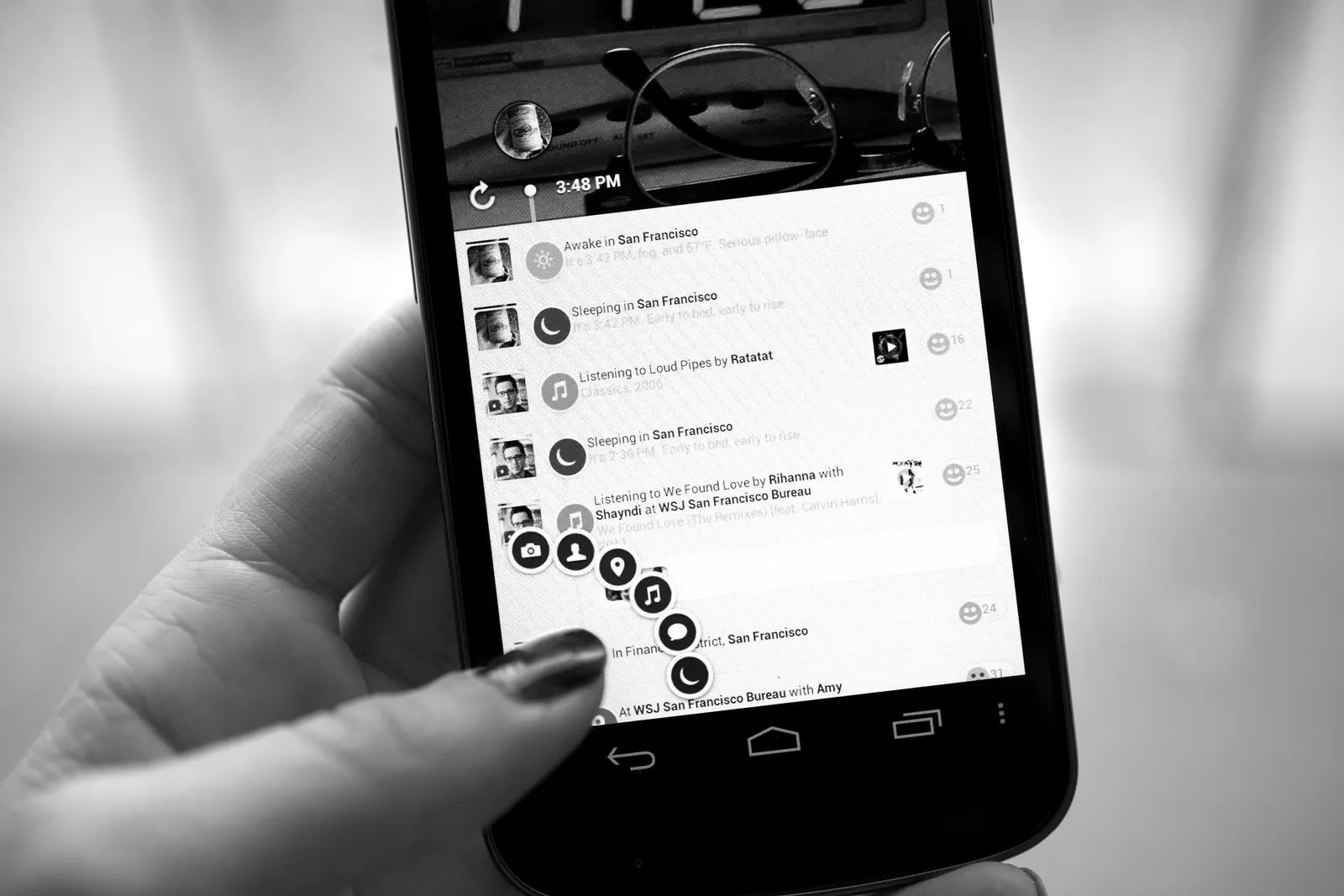 Path app: Sustituye la barra inferior por un diseño animado accesible al pulgar.