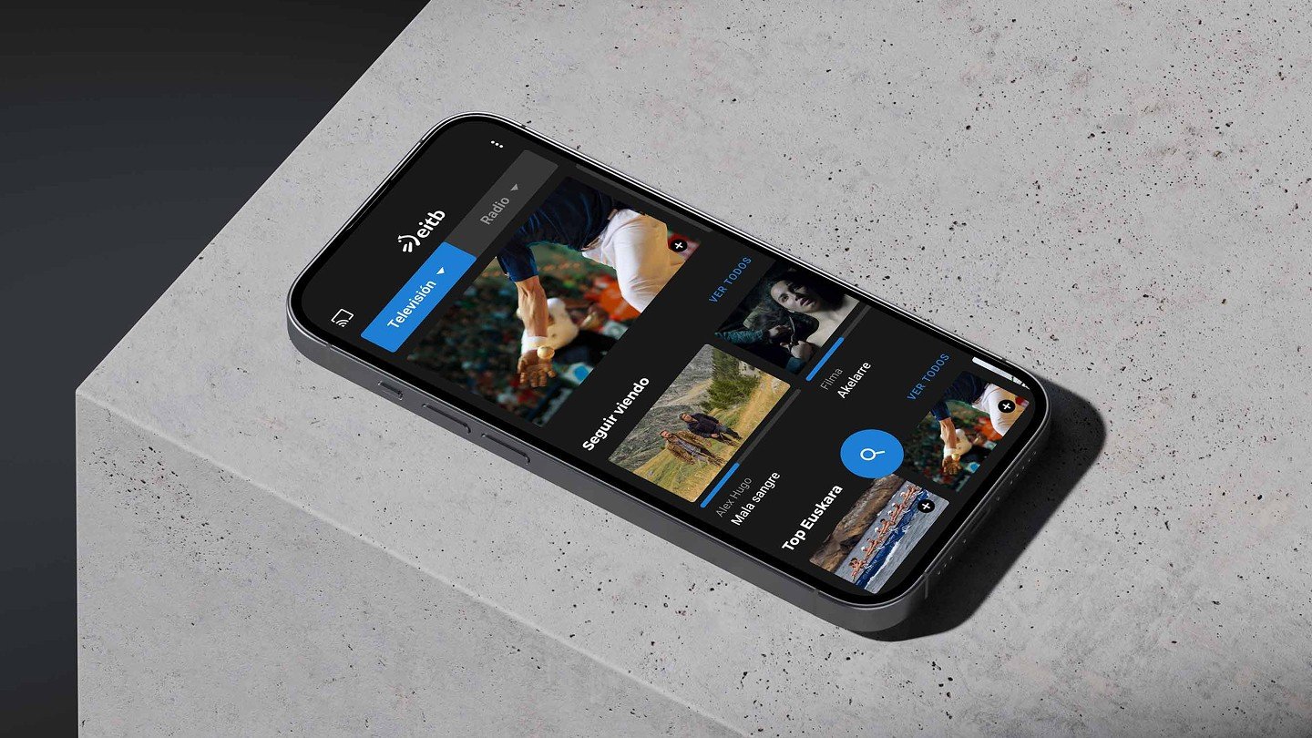 Móvil sobre un bloque de hormigón con la app de EITB abierta en «Seguir viendo»