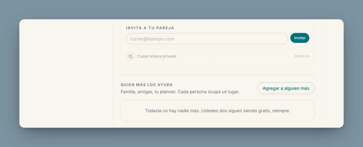 La sección de Ajustes para invitar a tu pareja, con el campo de correo, el enlace privado y el bloque de quién más ayuda.