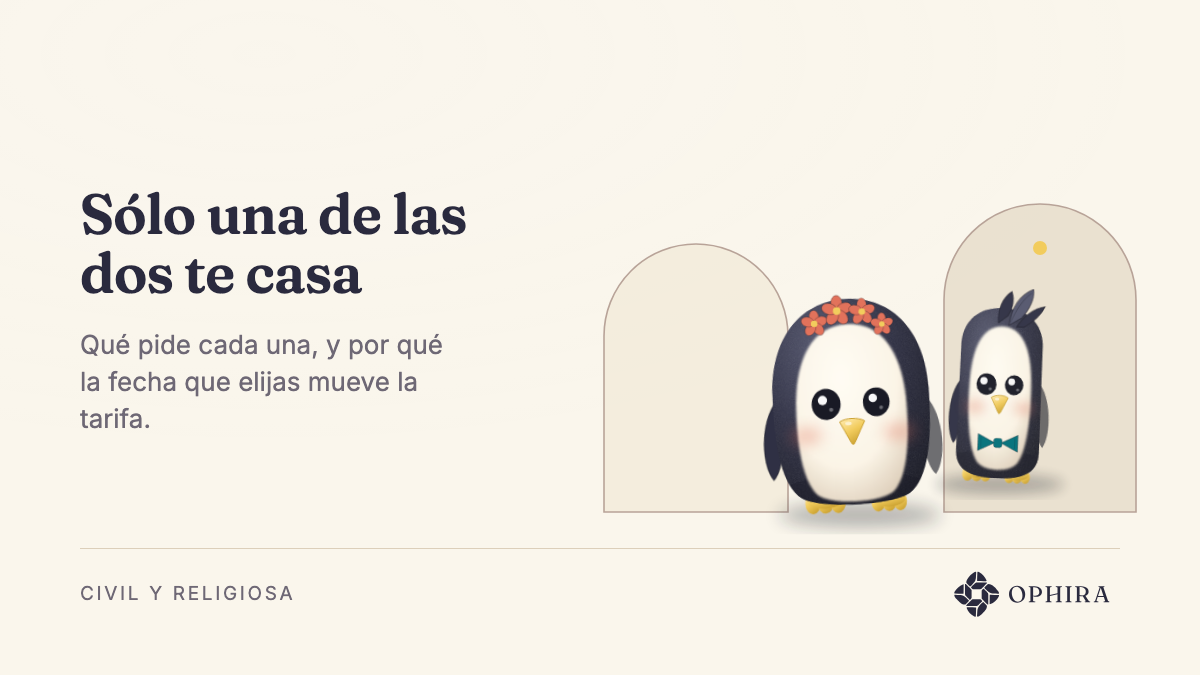 Dos arcos: una pareja de pingüinos de cerámica entre el arco del trámite civil y el de la ceremonia religiosa