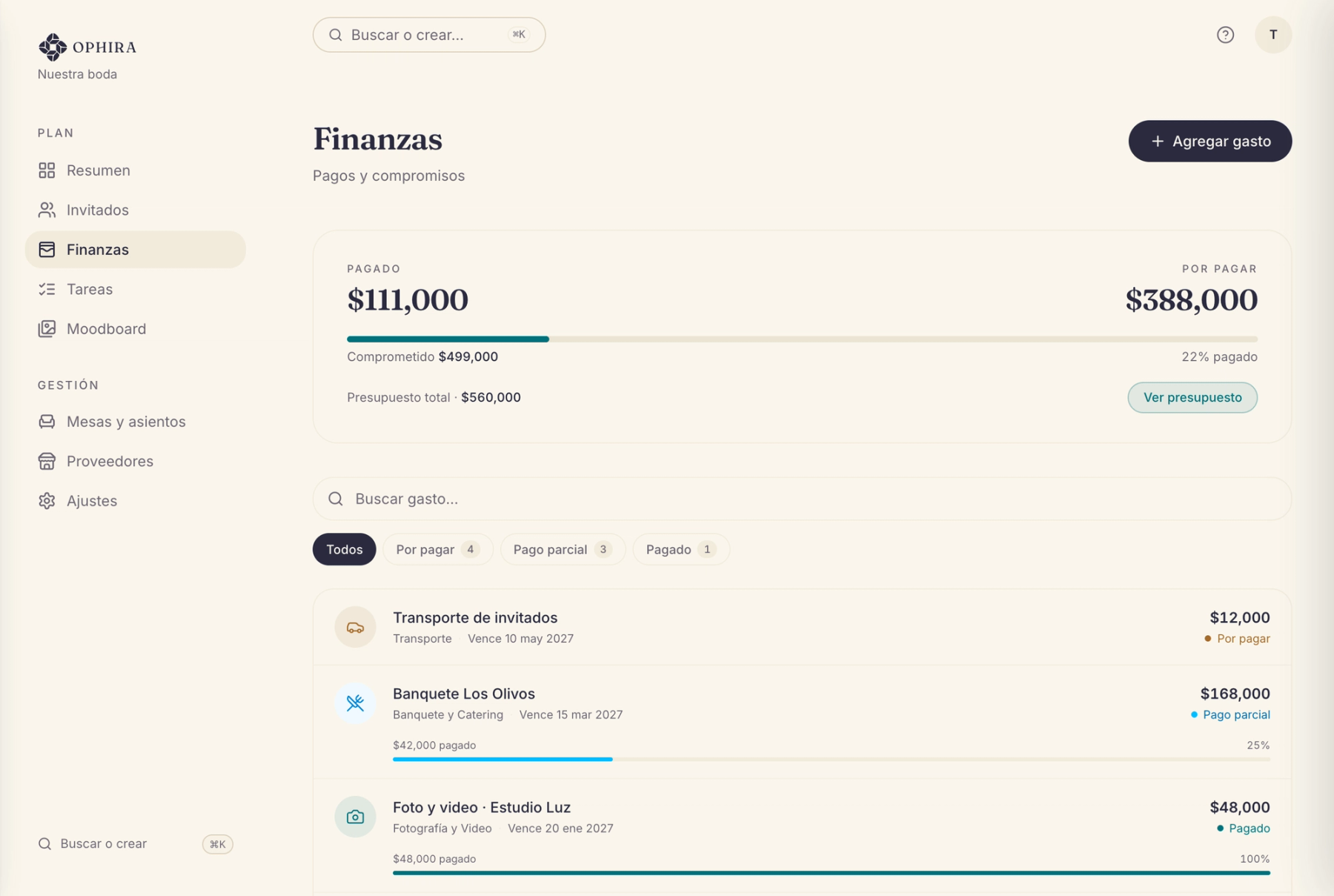 Pantalla de finanzas de OPHIRA con el presupuesto por categorías, lo pagado y lo que falta por pagar.