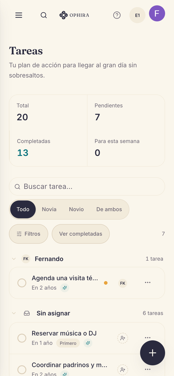 Pantalla de tareas de OPHIRA ordenadas por etapa, con su prioridad y su responsable.