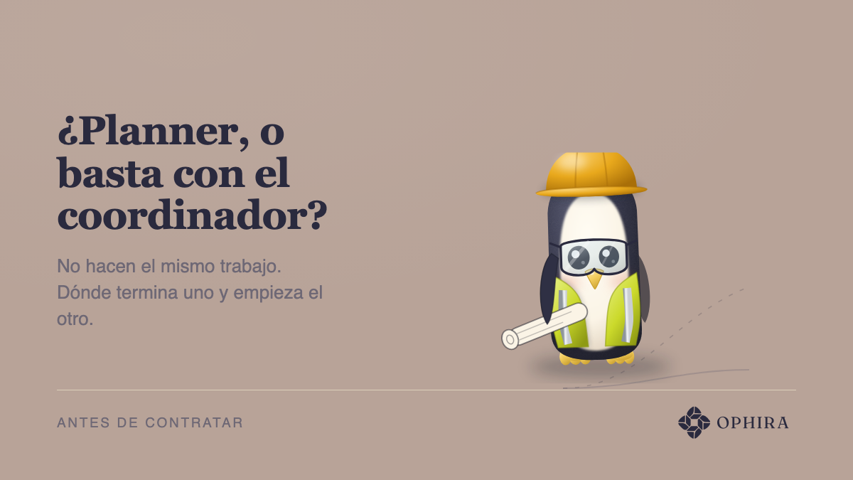 Un pingüino de cerámica con corbata frente a dos caminos que se bifurcan