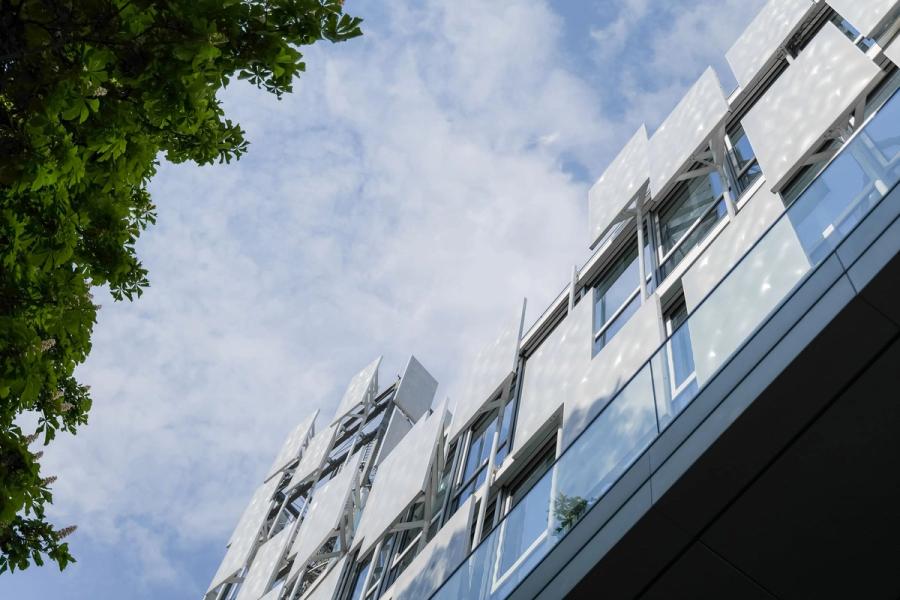 Fassade des Bürogebäudes auf dem Phoenixhof, von unten fotografiert