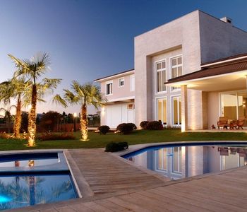 Beautiful house with a pool.