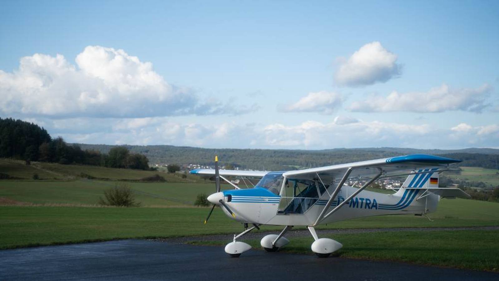 Ultraleichtflugzeug auf dem Flugplatz
