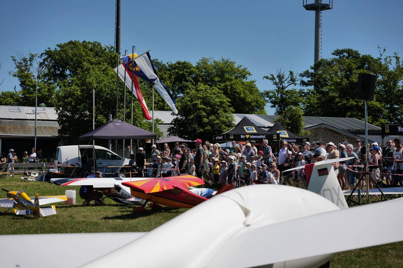 Besucherinnen und Besucher am Rand der Startbahn