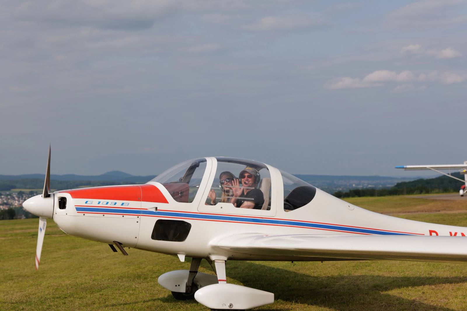 Motorflugzeug auf der Graspiste