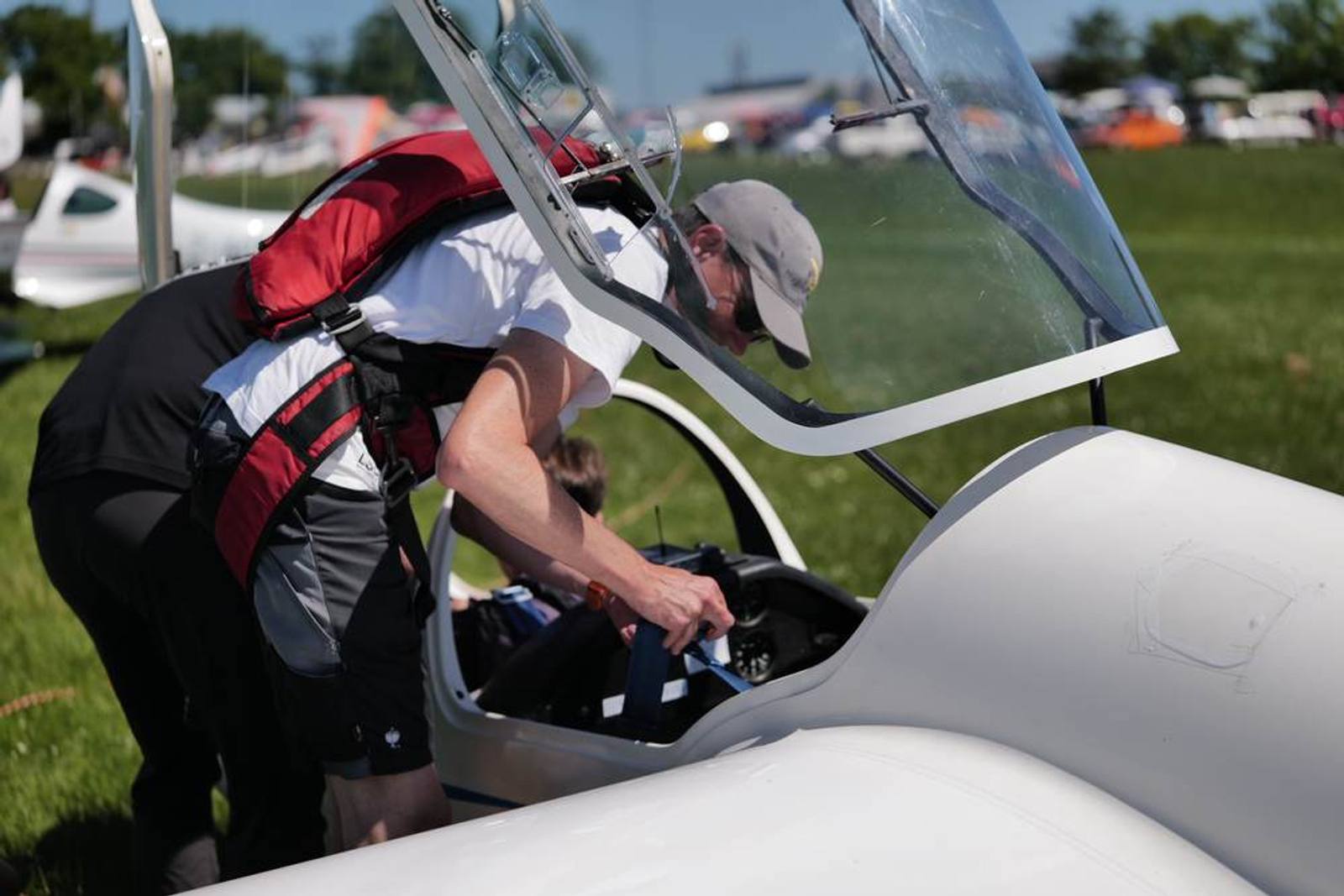 Person am Cockpit eines Segelflugzeugs