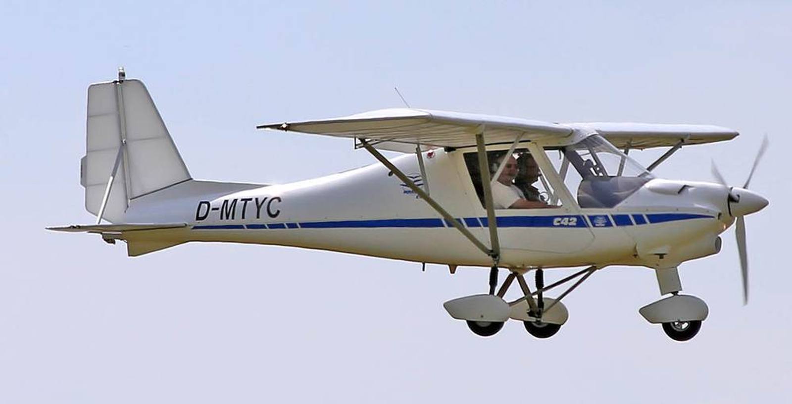 Motorflugzeug am Himmel