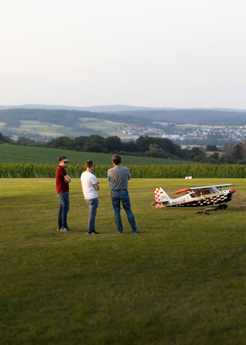 ASK 21 D-7483 auf der Wiese im Abendlicht