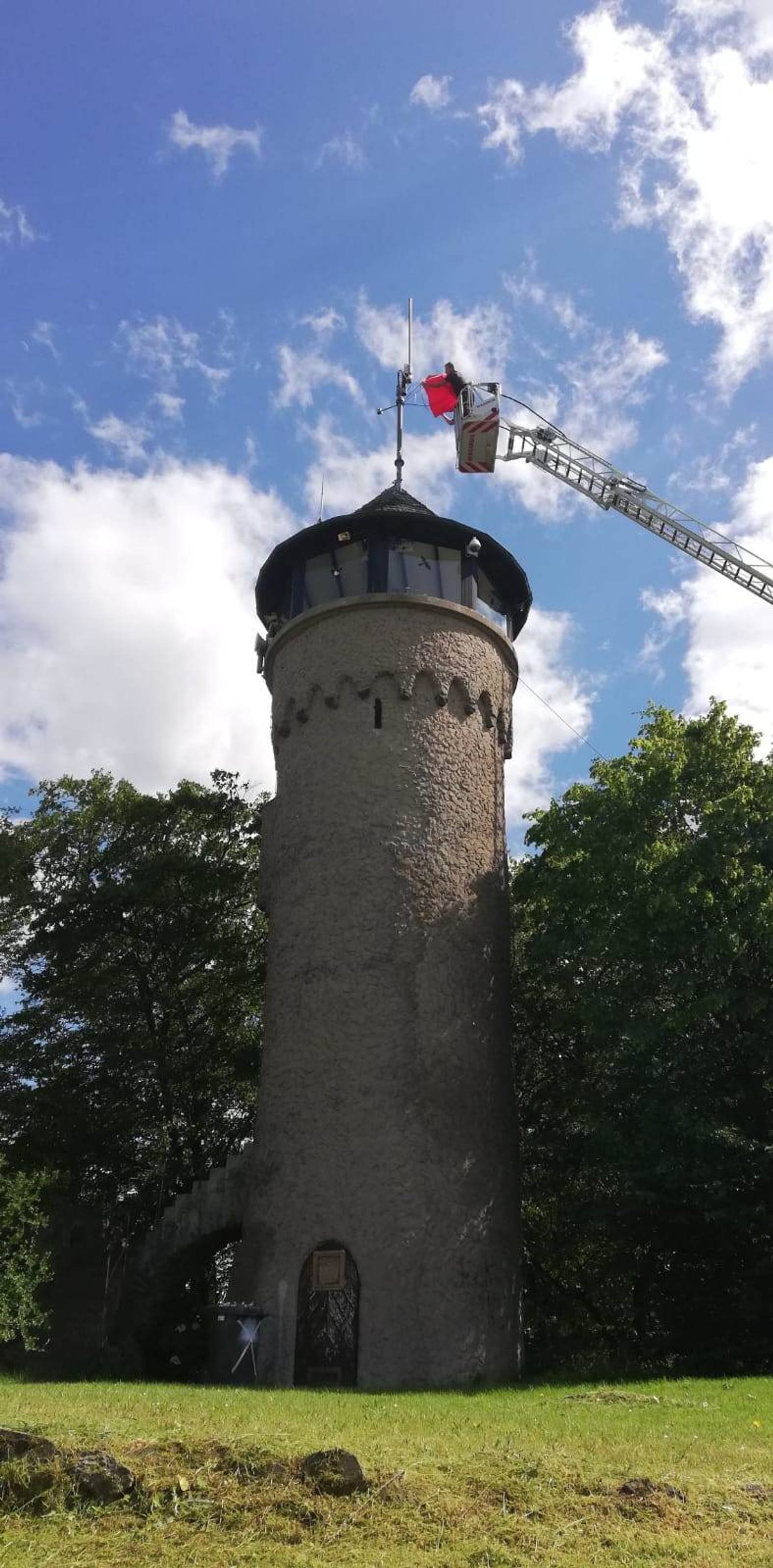 Turm mit einem Flugzeug darüber
