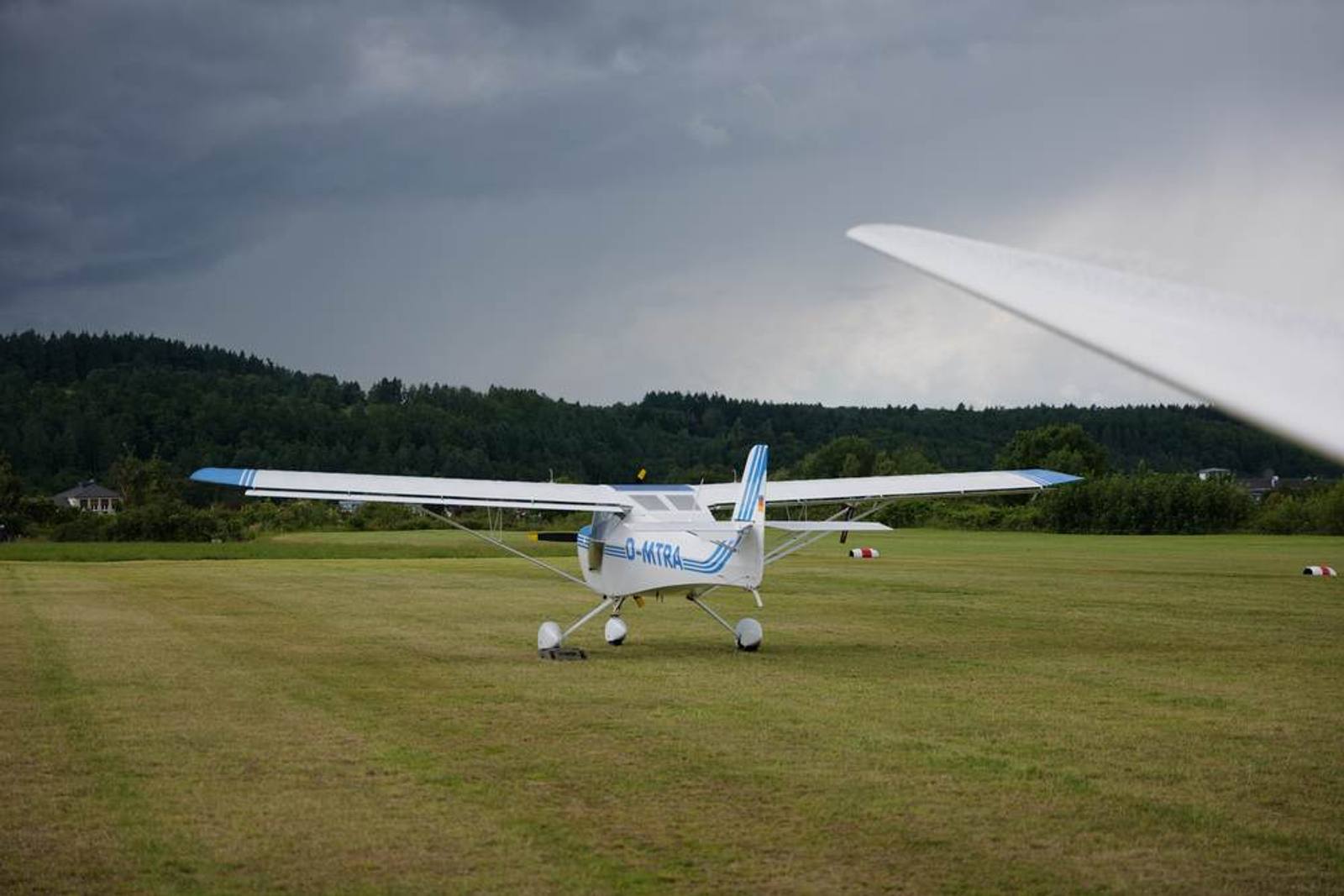 Ultraleichtflugzeug bei der Landung