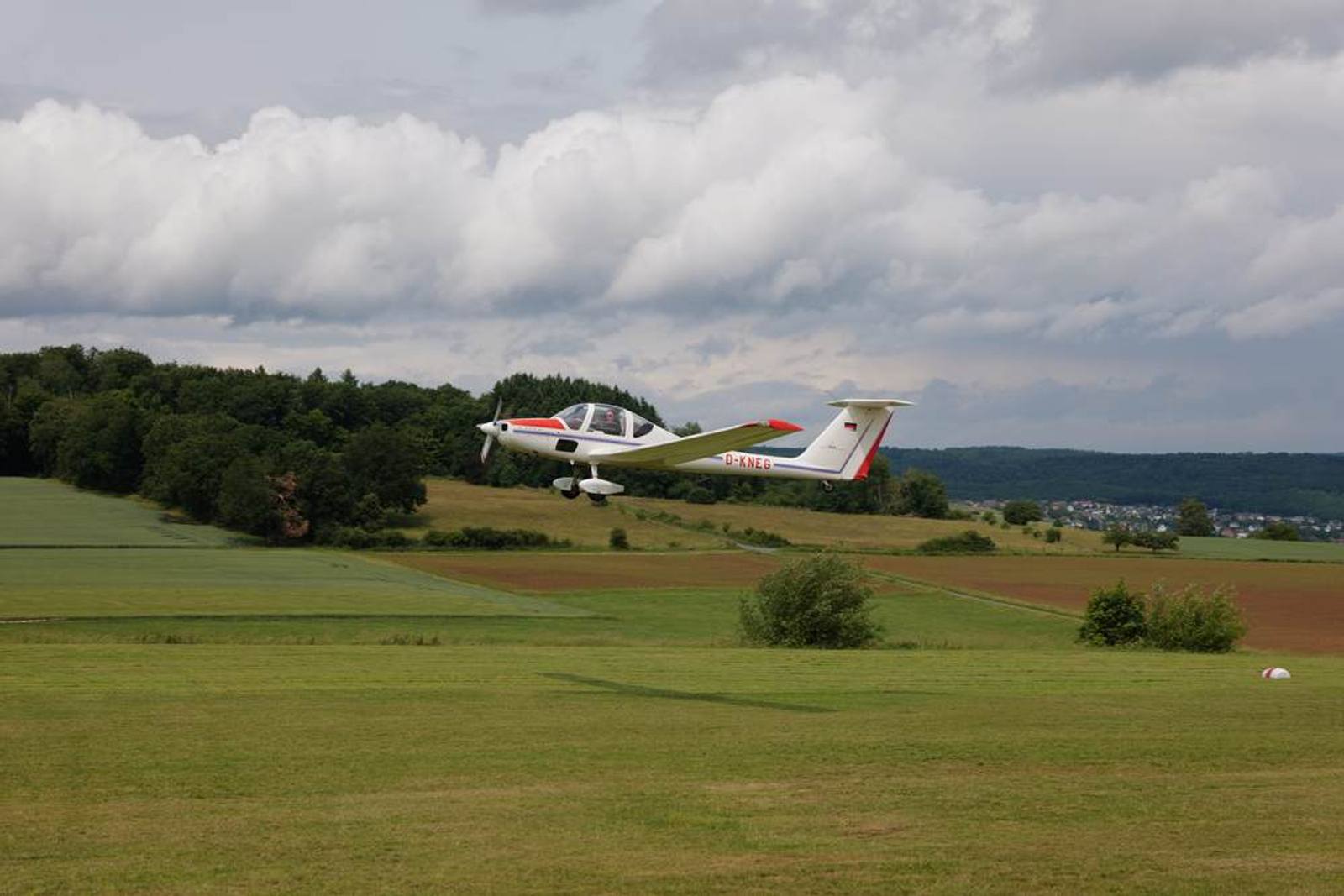 Segelflugzeug am Rand der Wiese