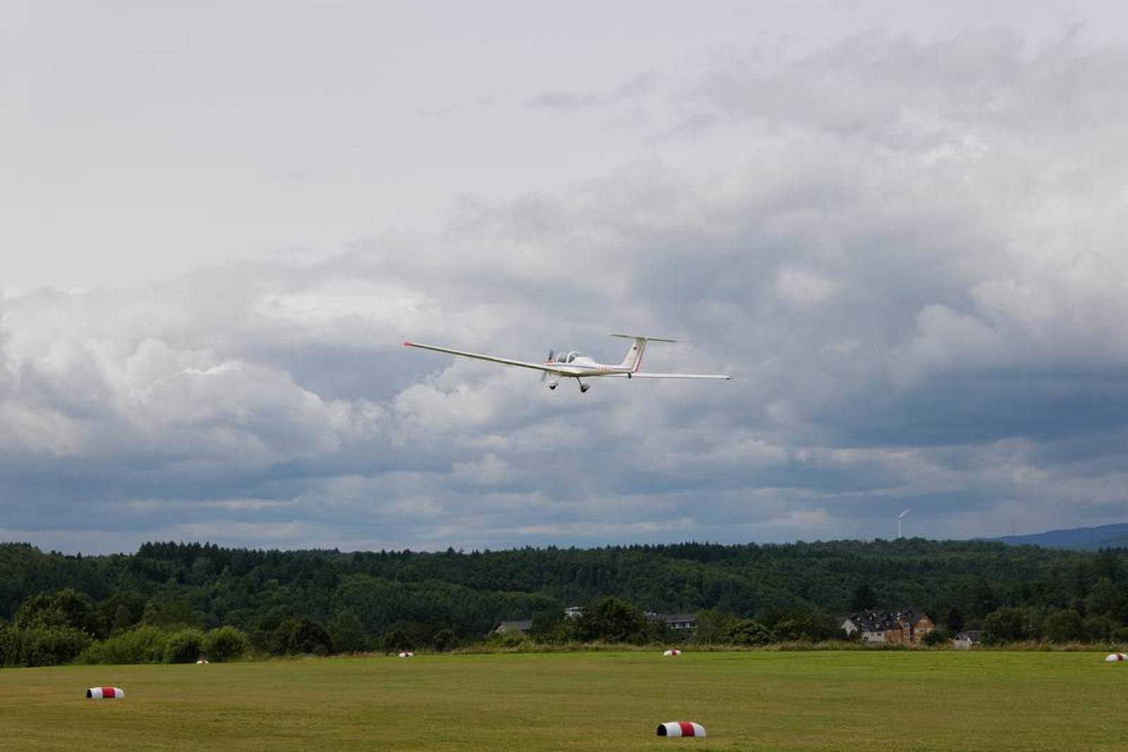 Segelflugzeug kurz vor dem Aufsetzen